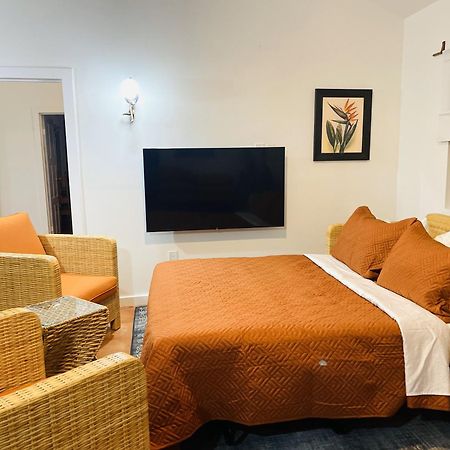 Alux House Hotel Placencia Exterior photo