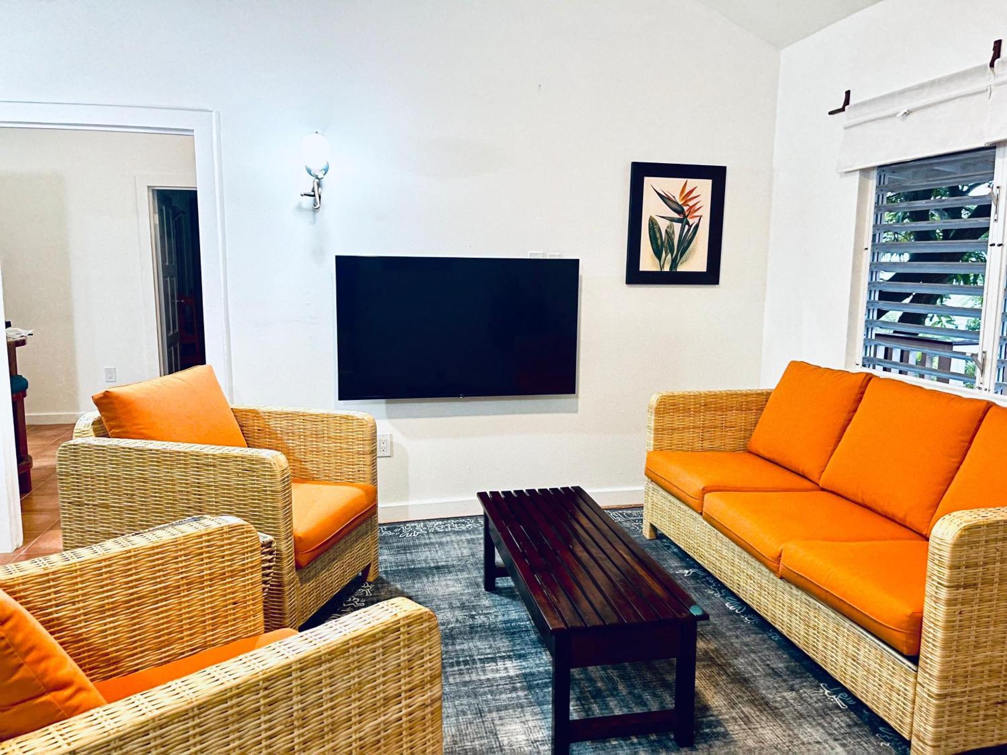 Alux House Hotel Placencia Exterior photo